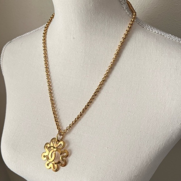 CHANEL Vintage Gold CC Clover Pendant Necklace - Picture 5 of 7